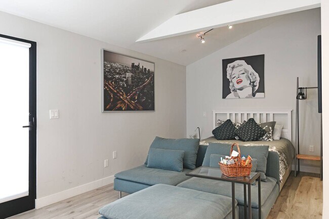 Foto del edificio - 483 Washington Blvd