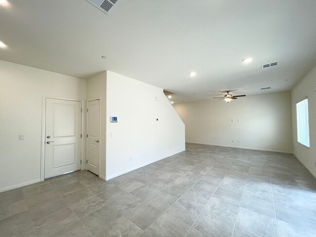 Building Photo - NICE TWO STORY SINGLE FAMILYT HOUSE