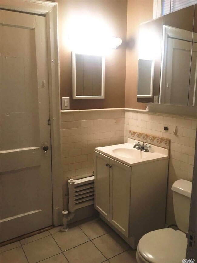 Foto del edificio - 241 W Broadway