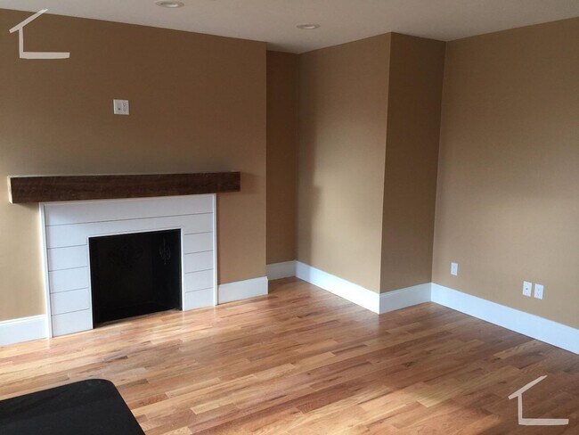 Building Photo - 4 Bedroom