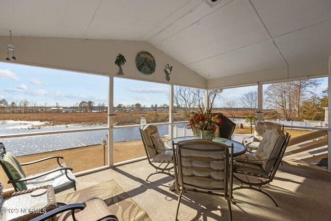 Building Photo - Waterfront 3 bedroom 2 bath