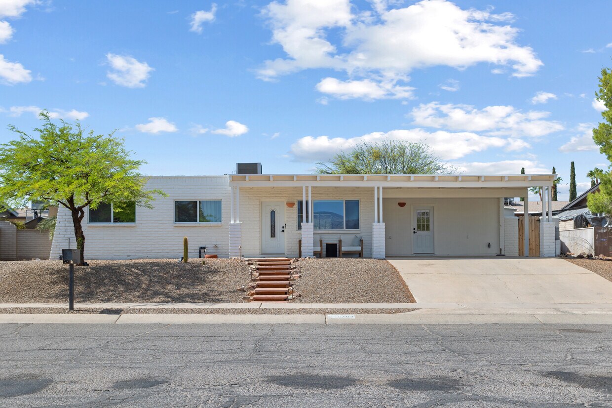 Foto principal - 9702 E 3rd St