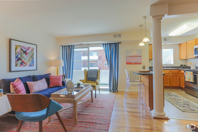 2BR,2BA,-The Chesapeake - Lakeshore at Hampton Center