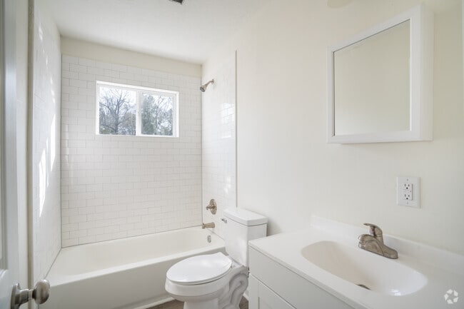 2BR, 1BA - 990SF - Bathroom - Orleans Apartments