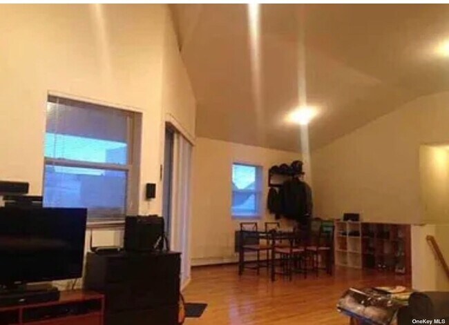 Foto del edificio - 457 Monroe Blvd