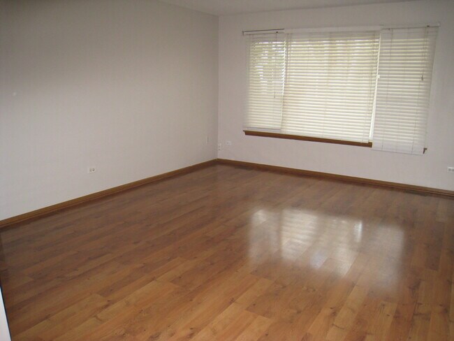 Building Photo - 702 Crescent Ct