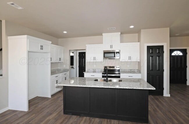 Building Photo - 925 E Loop 335 S