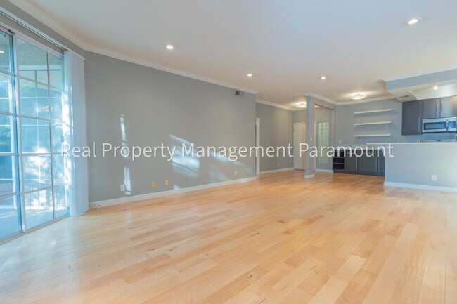 Building Photo - Don't miss out! 2 Bed 2 bath ready to go!