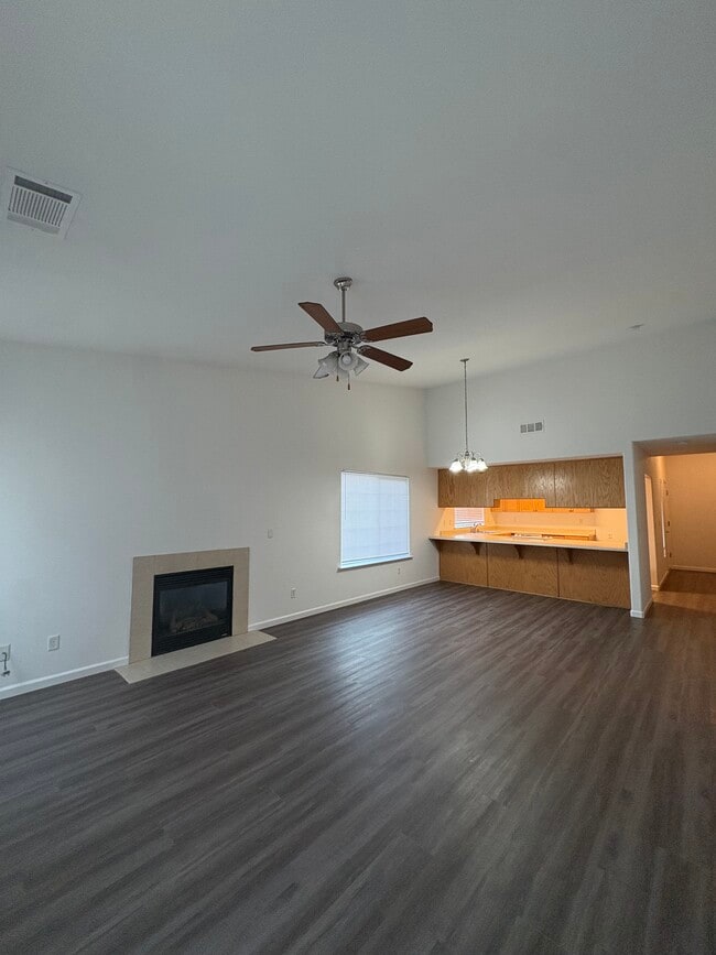 Foto del edificio - Los Arcos Townhomes