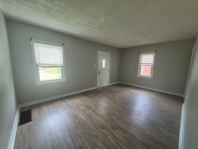 Building Photo - 622 Crestmore Ave