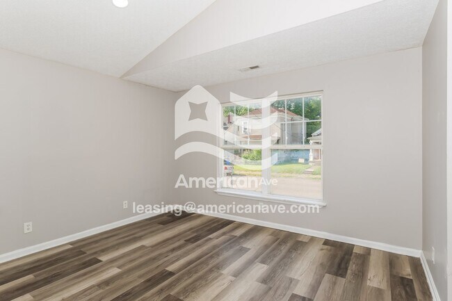 Foto del edificio - 2117 W Burnett Ave