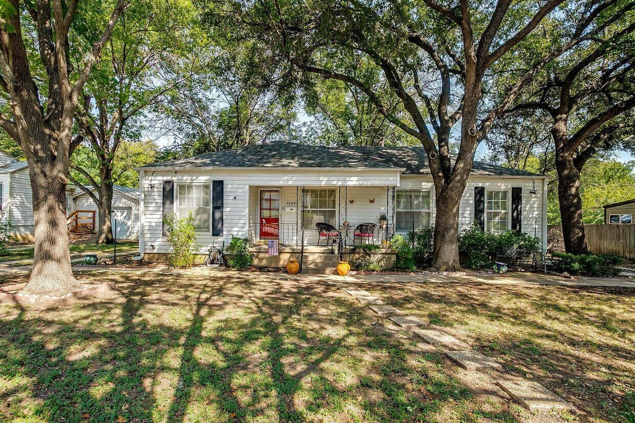 Classic 4 Bed, 2 Bath Home in the Heart of... - Classic 4 Bed, 2 Bath Home in the Heart of...