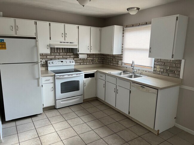 Building Photo - BOARDMAN 3 BEDROOM CONDO--PROFESSIONALLY M...