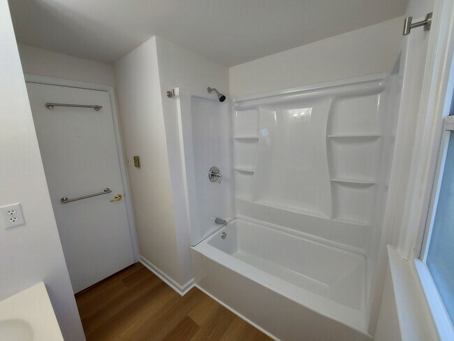 Full bath with tub/shower - 34 Walnut Rd