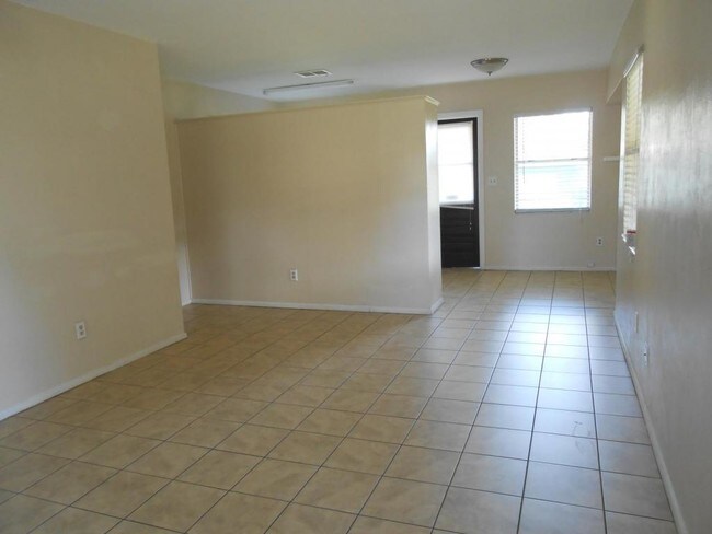 Building Photo - 229 Azalea St