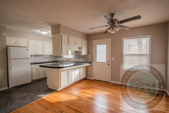 Building Photo - Spacious 5 Bedroom / 2.5 Bathroom Home | Near Ralston