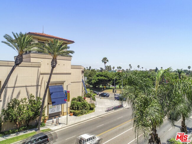 Building Photo - 6240 W 3rd St