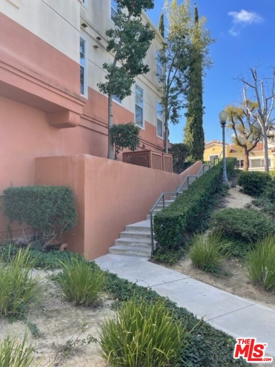 Building Photo - 1021 S San Marino Way