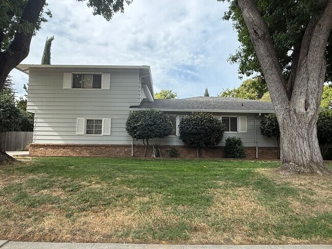 Building Photo - Spacious 3 bed 2 bath home available now!