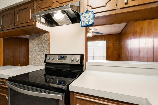 Building Photo - 4002 Lakeside Dr