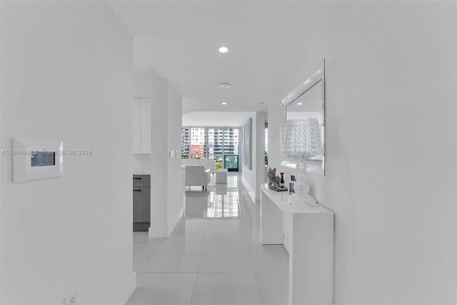 Building Photo - 1331 Brickell Bay Dr