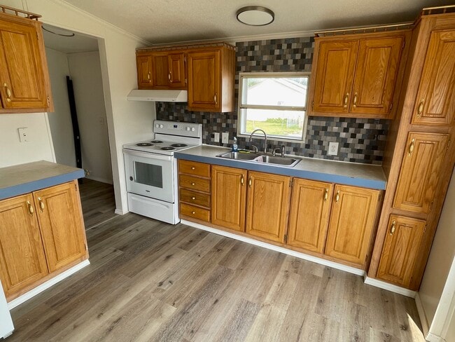 Cocina y cuarto de servicio más allá - 2656 S Montana St