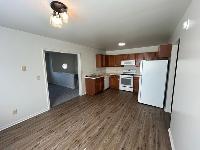 Building Photo - Chesterton Townhome: 2 bedroom 1.5 bath