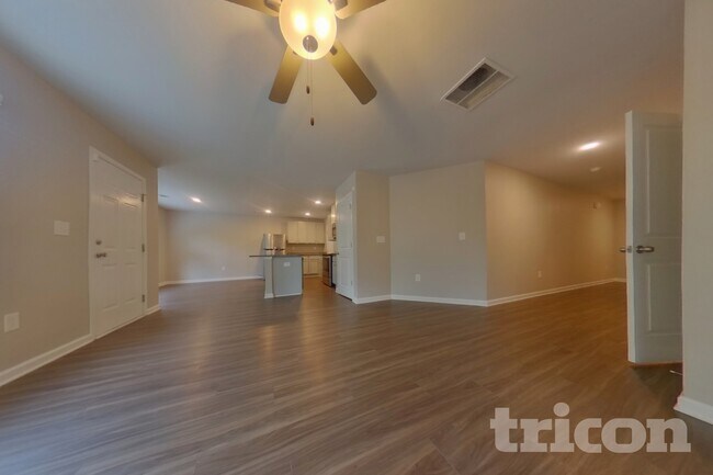 Foto del edificio - 561 Fairview Oak Pl