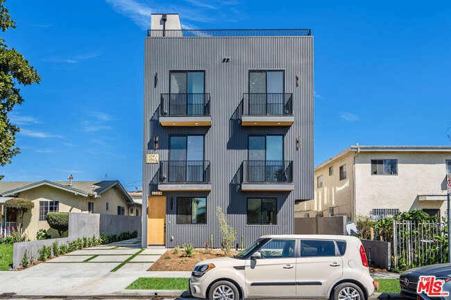 Building Photo - 2206 Carmona Ave