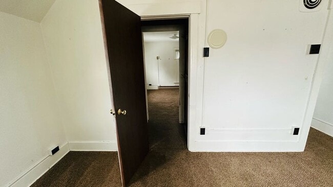 Building Photo - 483 W Perry St