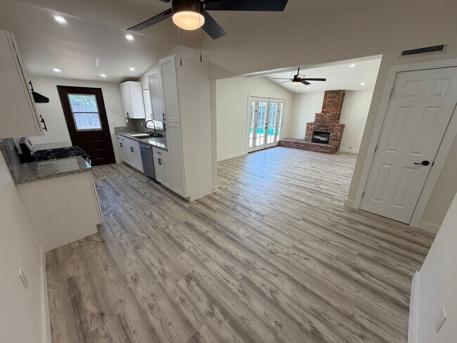 Foto del edificio - 9036 Haskell St