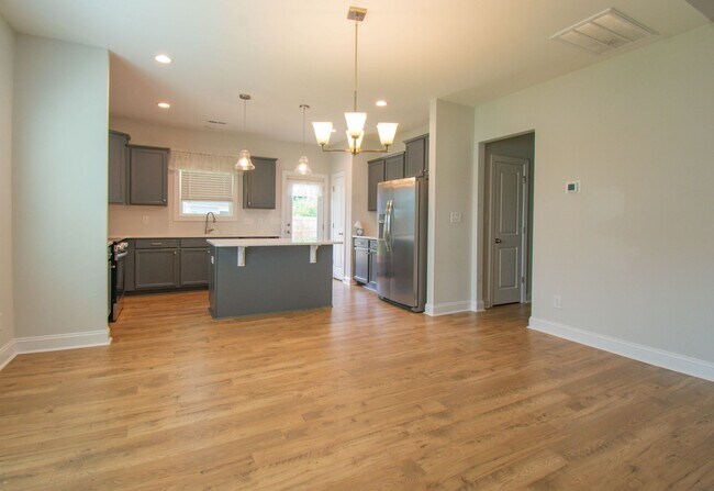 Foto del edificio - 4 Bedroom 2.5 Bathroom with a Loft!