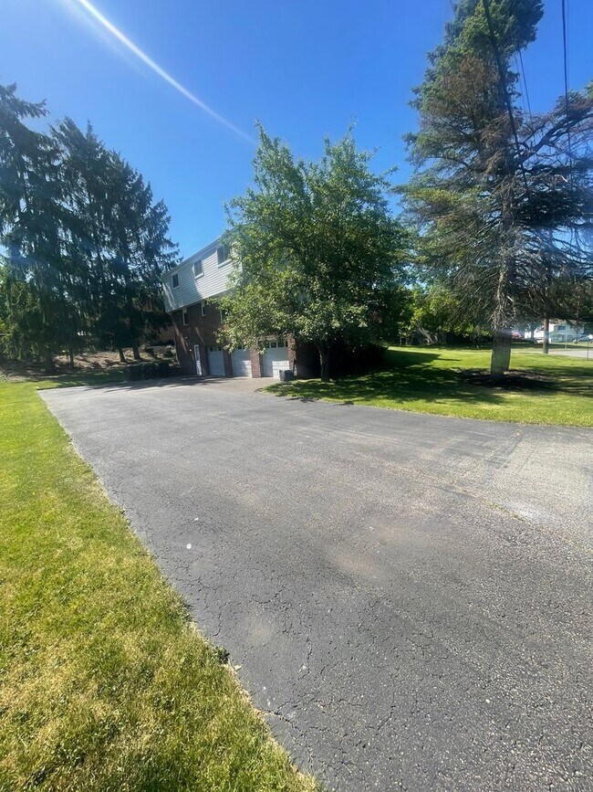 Building Photo - N. Hills 5 Bed, 2.5 Bath House Available J...