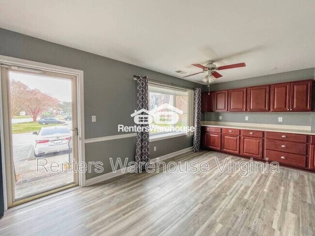 Foto del edificio - 121 Charles Parish Dr