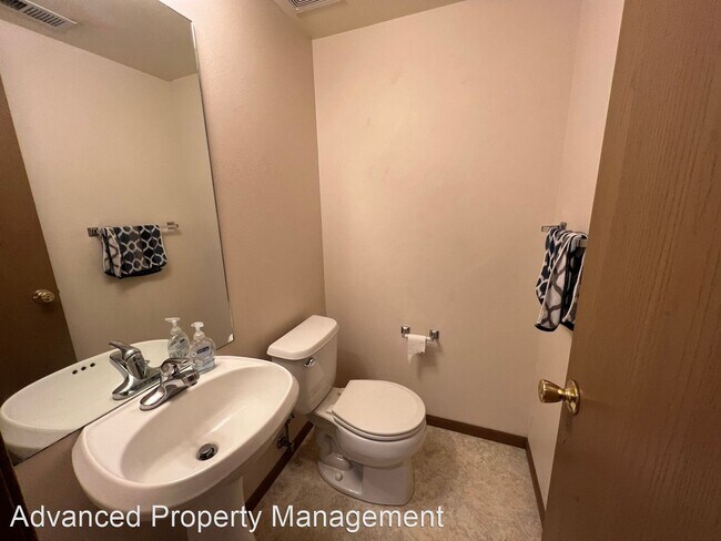 Building Photo - 4 br, 2.5 bath House - 608 Osage