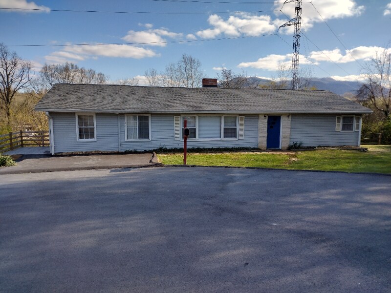 Primary Photo - 401 Twin Oaks Dr