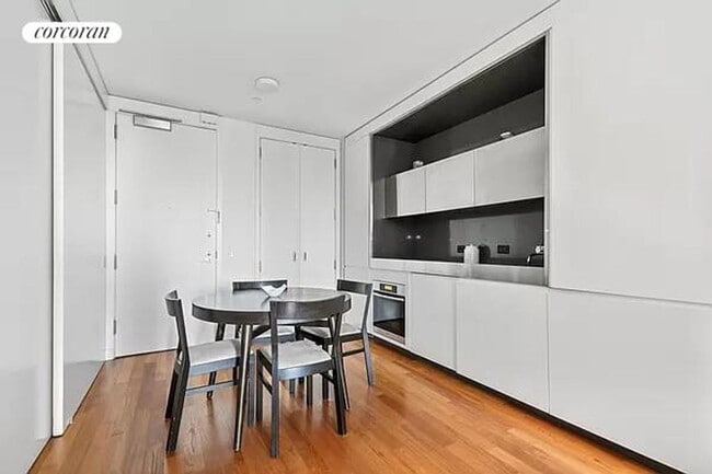 Building Photo - 15 William St