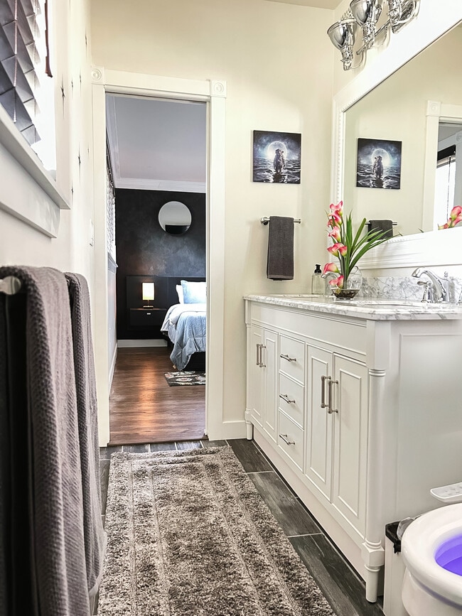 Attached en-suite bathroom. - 4495 Elliot Ave