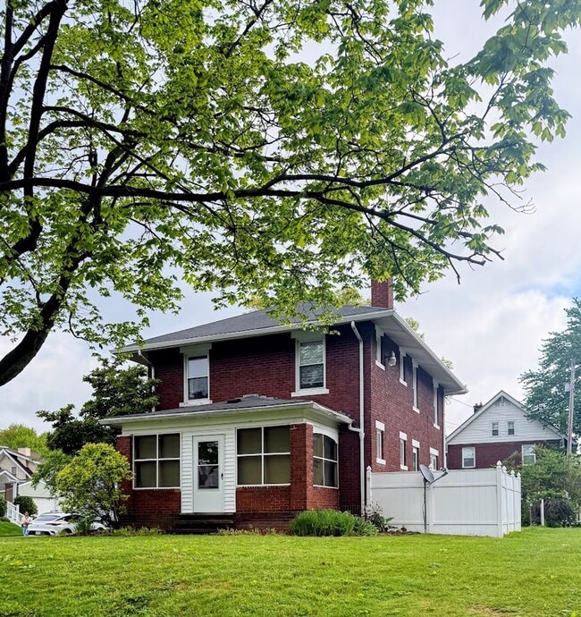 Building Photo - Three bedroom one bathroom home for rent