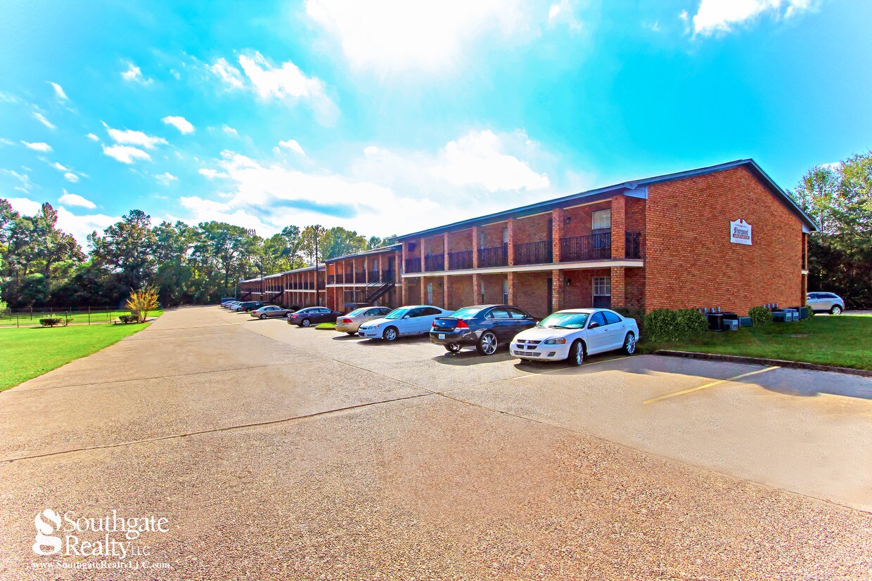 Longwood Crossing Apartment Homes - 3300 W 7th St