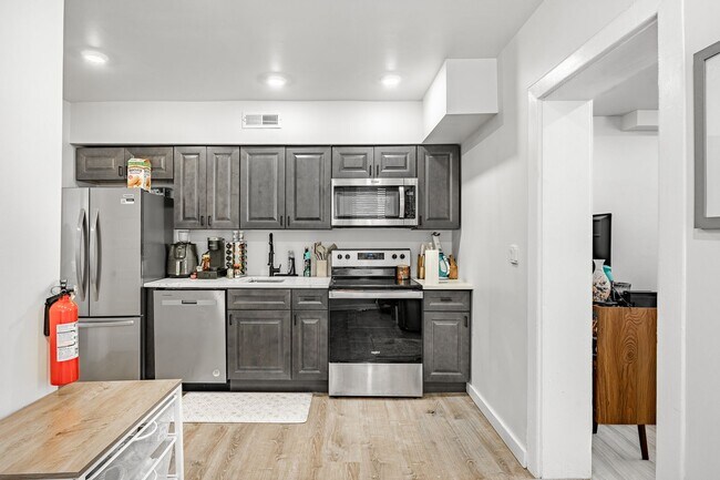 Foto del edificio - 324-326 Darby Rd-1R