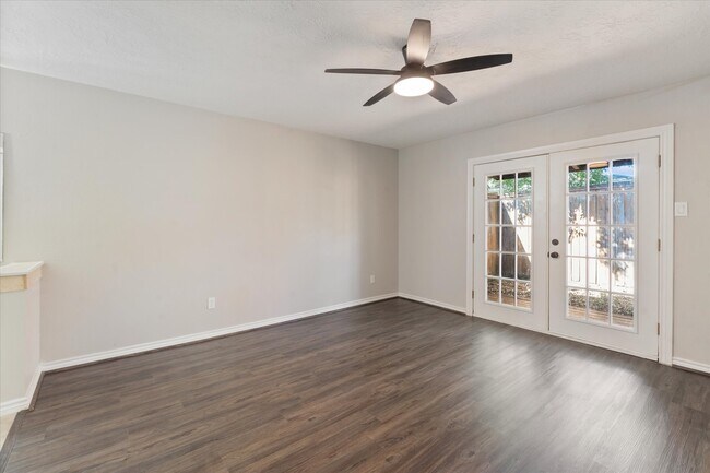 Foto del edificio - 16106 New Field Dr