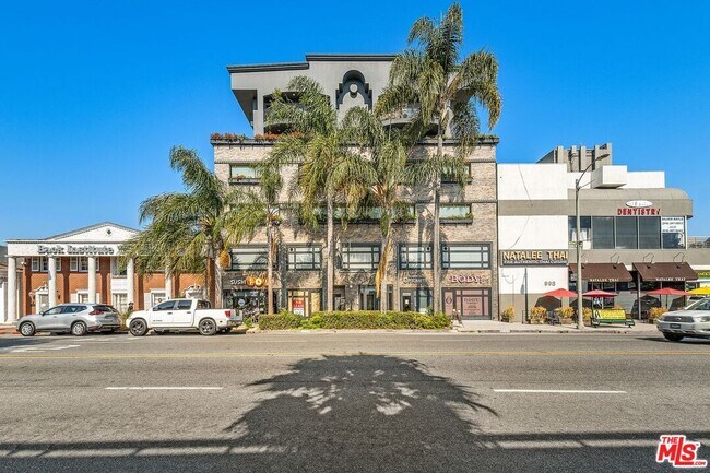 Foto del edificio - 930 S Robertson Blvd