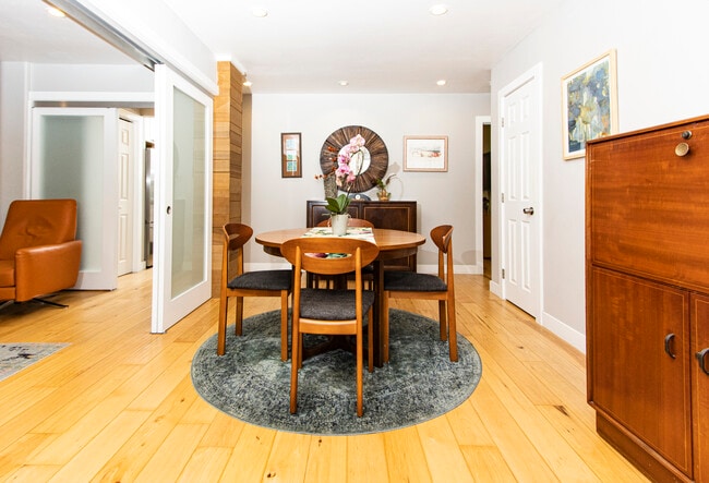 Building Photo - 405 Orilla del Mar