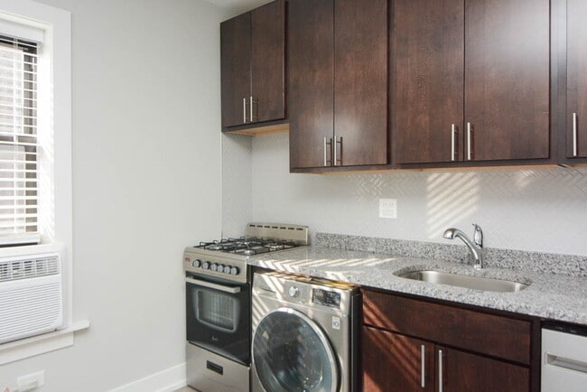 Building Photo - 533 W Belden Ave