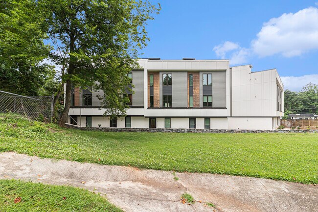 Foto del edificio - 2424 Memorial Dr SE