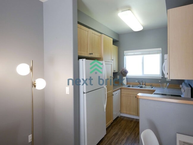 Building Photo - Quiet Townhouse 2 Beds 1.5 Bath Available for Rent!
