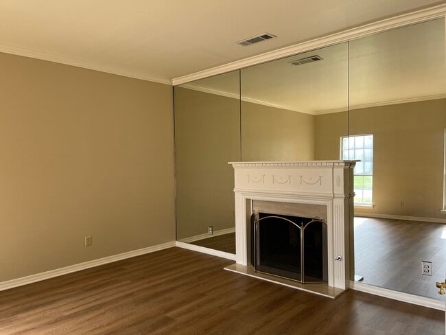 Building Photo - Beautiful Town South 4BR/4BA