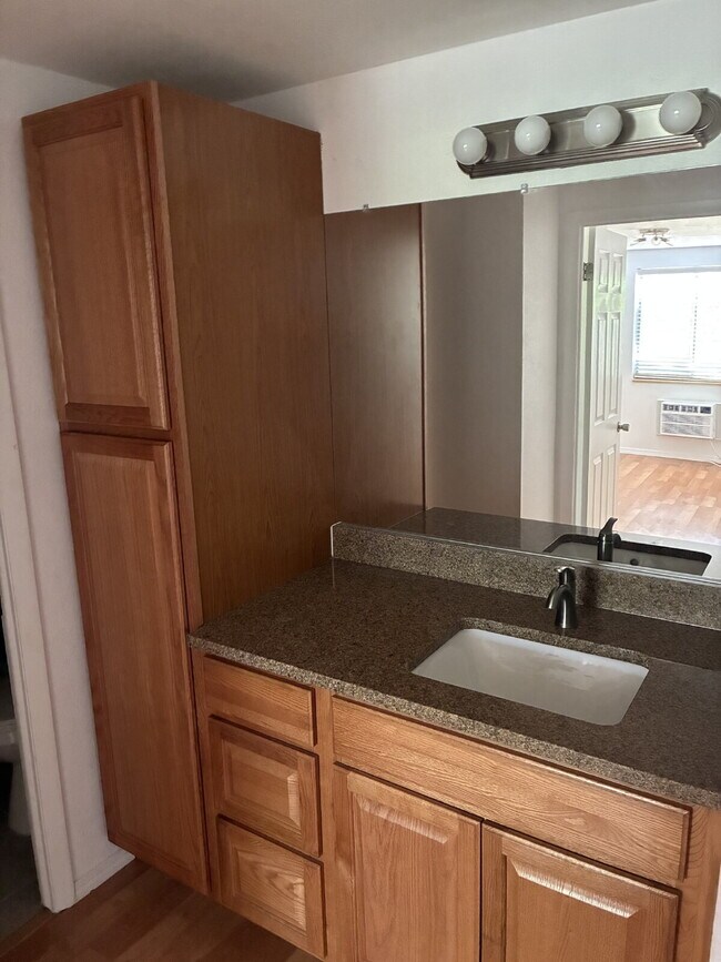Foto del edificio - Beautiful Updated 1 Bedroom 1 Bathroom - Huge Living Room!