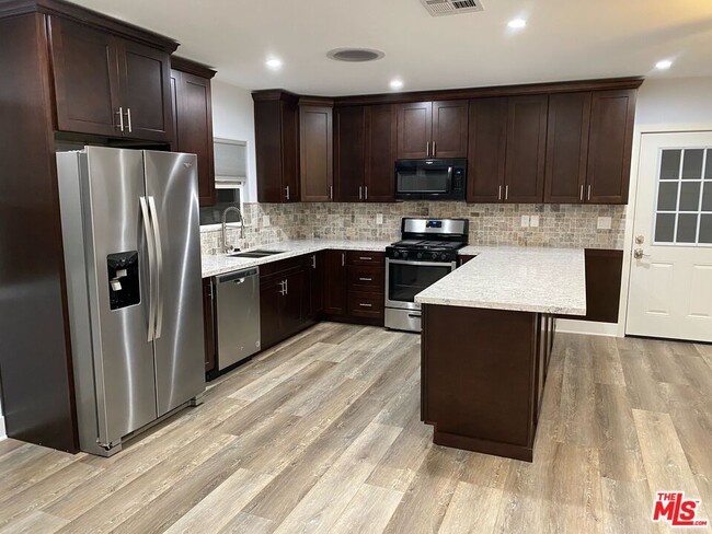Foto del edificio - 4817 W 133rd St